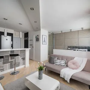 Air-conditioned Premium Loft Skyline Only 900 M To Station Apartament